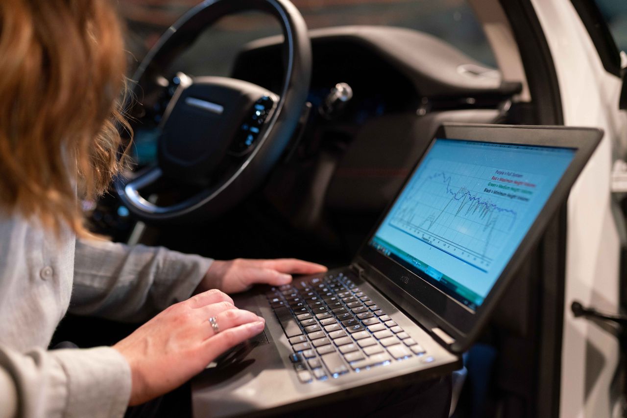 Emissions scan diagnostic port connection at Valvoline Xpress Lube